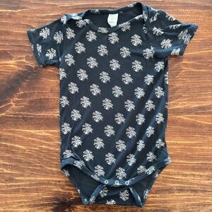GUC Kate Quinn Short Sleeve Bamboo Floral Print Bodysuit Black and Cream 18-24
